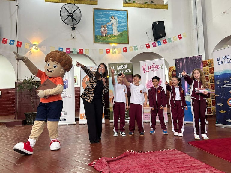 Verónica Abente, en interacción con los alumnos durante la feria de libros por el Día Nacional de la Lectura, en una escuela de Pedro Juan Caballero.