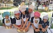 Niños elaborando la chipa en la plaza San Roque González de Santa Cruz de San Ignacio, Misiones.