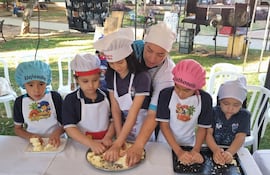 Niños elaborando la chipa en la plaza San Roque González de Santa Cruz de San Ignacio, Misiones.