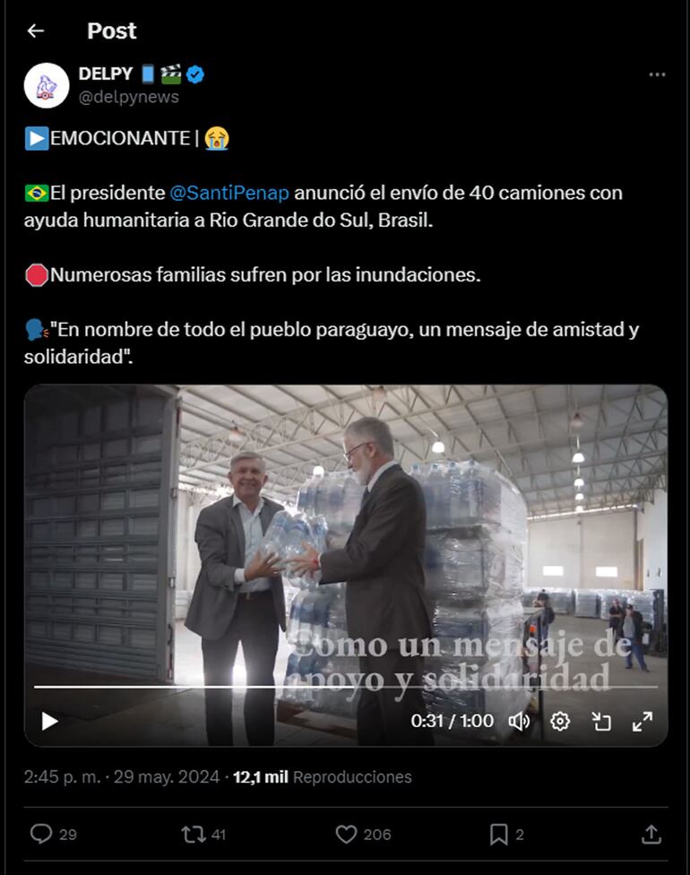 El ministro de la SEN, Arsenio Zárate, hace entrega simbólica de la ayuda humanitaria a un representante del gobierno de Brasil.