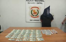 El detenido tenía los billetes adheridos a su cuerpo.