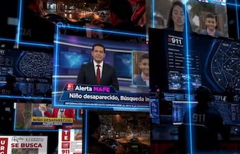 Presentador en estudio con chaqueta, mostrando pantalla con aviso de Alerta MAFE sobre niño desaparecido y operativos policiales al fondo.