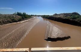 El río Pilcomayo se desbordó el fin de semana y aisló a numerosas familias.