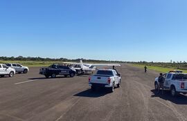 Varios agentes de la SENAD y Policía Nacional junto a vehículo frente a un avión pequeño en un día soleado.