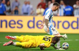 ATLANTA, GEORGIA - JUNE 20: Maxime Crepeau of Canada battles for the ball against Lionel Messi of Argentina during the CONMEBOL Copa America group A match between Argentina and Canada at Mercedes-Benz Stadium on June 20, 2024 in Atlanta, Georgia. Hector Vivas/Getty Images/AFP (Photo by Hector Vivas / GETTY IMAGES NORTH AMERICA / Getty Images via AFP)