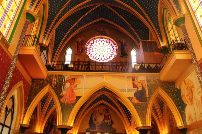 El interior del templo impresiona por su belleza y armonía.