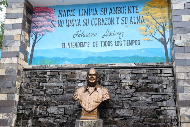 A un costado del Paseo Peatonal Indio José se puede apreciar el busto de Feliciano Martínez, un homenaje que mantiene vivo el legado del exintendente que impulsó la transformación de Atyrá y su identidad como ciudad limpia.