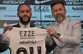 Augusto Melo (derecha), presidente del Corinthians fue destituido temporalmente tras ser acusado por corrupción. Aquí cuando presentaba su fichaje estrella Memphis Depay de Países Bajos.