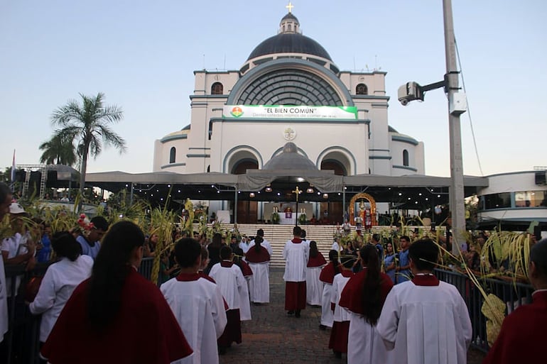 El Monseñor Ricardo Valenzuela celebra la misa de domingo de Ramos y bendice las palmas  en la Basilica de Caacupé.