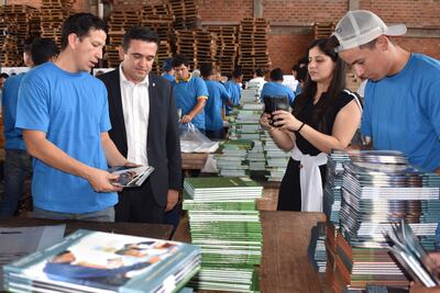 En noviembre, el ministro de Educación, Eduardo Petta, participaba de la preparación de los kits escolares que comenzaban a distribuirse. Denuncian que no todos están completos.