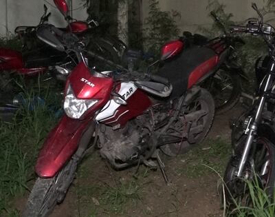La motocicleta recuperada que fue robada en el estacionamiento de una farmacia, en la avenida general Santos casi España.