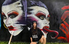 Maccarena Marc posando frente a la obra que presentó en el Festival Internacional de Muralismo Street of Styles, en Curitiba.