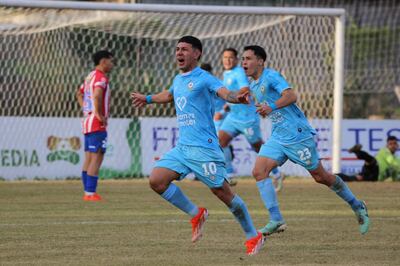 El atacante Héctor “Pipo” Lezcano sale a festejar el tanto del triunfo celeste, perseguido por el zaguero Alexandro Maidana. (Foto: APF)