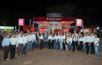 Equipo del Banco Atlas en su stand de la Expo Canindeyú.