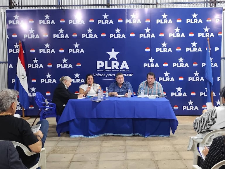 Alcides Riveros (centro) preside el PLRA. Foto: Partido Liberal PY/Facebook.