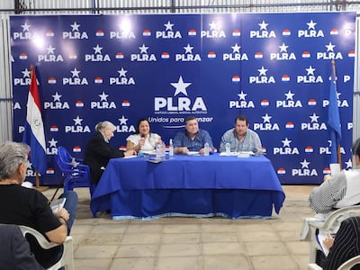 Alcides Riveros (centro) preside el PLRA. Foto: Partido Liberal PY/Facebook.