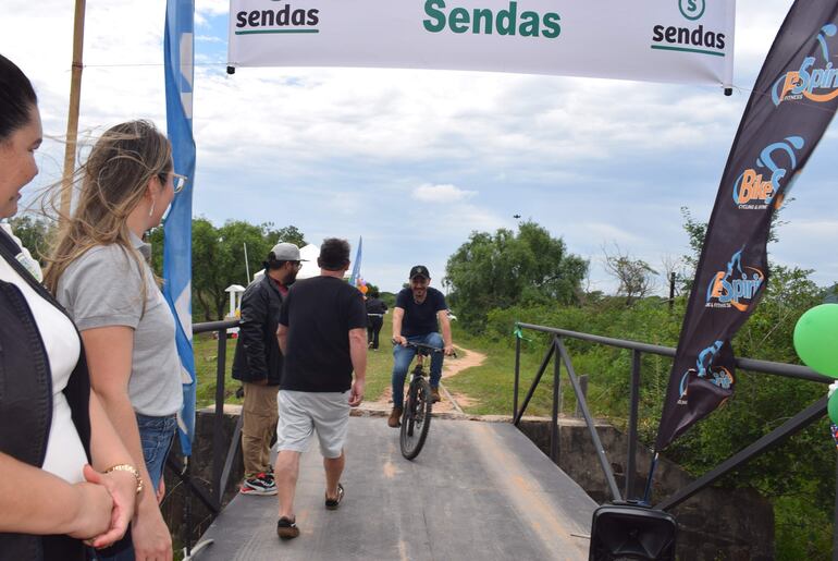 El intendente municipal local Marcelo Simbrón (ANR) pedaleando sobre los que quedó de las vías del tren.