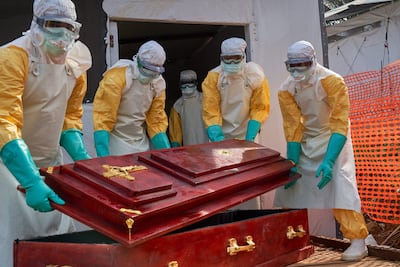 Trabajadores de la salud con un ataúd de una víctima de ébola en un hospital en Mongbwalu, en la República Democrática del Congo.