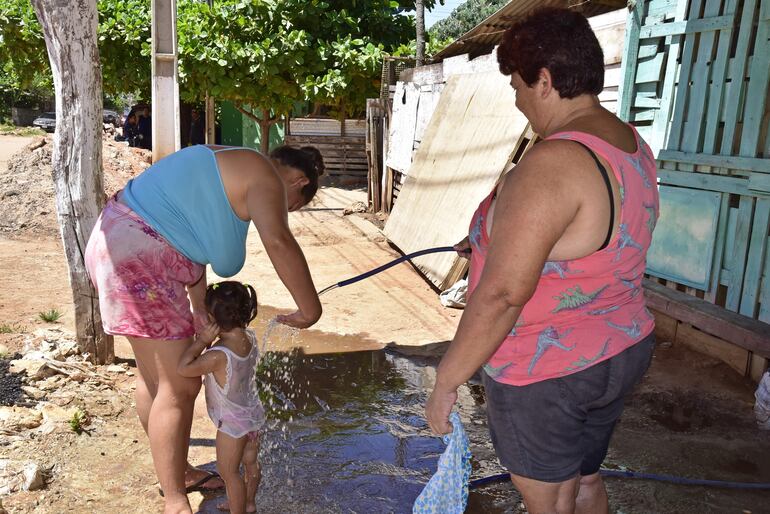 Familias buscan formas de aplacar la ola de calor, principalmente en los niños.
