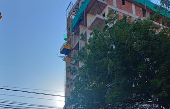 Edificio en el que se produjo el accidente laboral que terminó con el fallecimiento de Esteban Sánchez de 18 años.