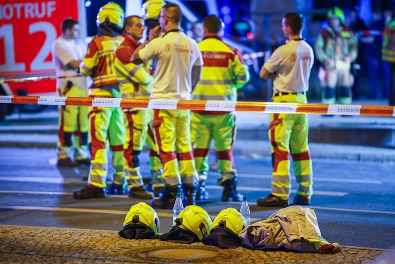Personal de emergencias en el lugar del incidente.