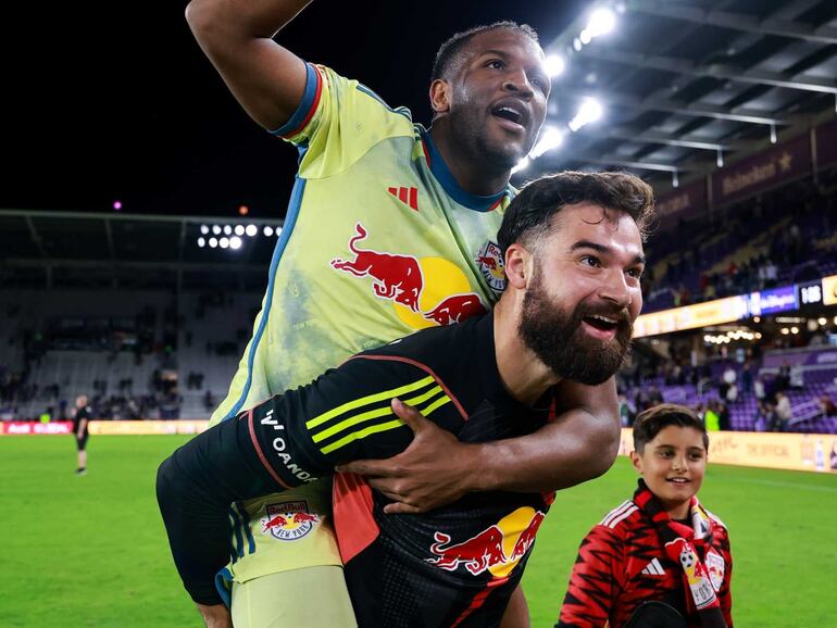 Carlos Miguel Coronel (d), arquero del New York Red Bull, celebra la conquista de la Conferencia Este de la Major League Soccer.