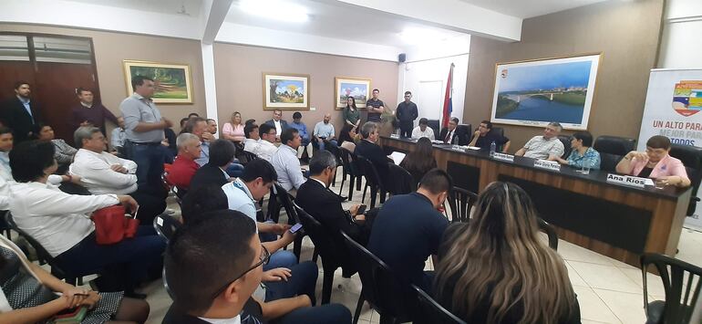 La reunión entre autoridades del Ministerio de Educación e intendentes de Alto Paraná. 