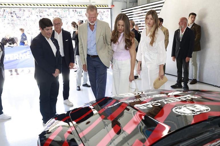 El rey de España Felipe VI, acompañado de sus hijas, la princesa Leonor y la infanta Sofía, en el circuito de Madring. (EFE/Casa Real/Francisco Gómez)
