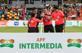 La Comisión de Árbitros de la Asociación Paraguaya de Fútbol oficializó la nómina de colegiados que impartirán justicia en la jornada inaugural de la División Intermedia 2026.