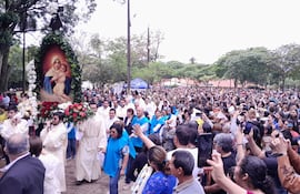 Momento de la procesión de la imagen de la Virgen de Schoenstatt en Tupärenda. Como todos los años una multitud participó del evento.