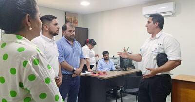 La comitiva de la Dibén en reunión con las autoridades departamentales. En el fondo sentado el encargado interino Charles Quiroz.