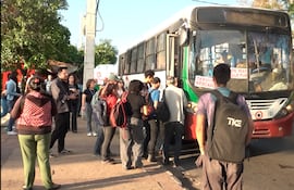 Los usuarios del transporte público de pasajeros volvieron a expresar su hartazgo por las constantes “reguladas” de buses.