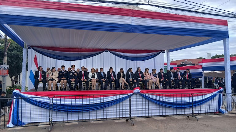 vdb Palco de honor en el desfile estudiantil de Coronel Oviedo.