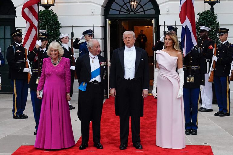 El presidente de Estados Unidos, Donald Trump (C) y la primera dama Melania Trump (d) reciben al rey Carlos III y la reina Camila, en Washington.