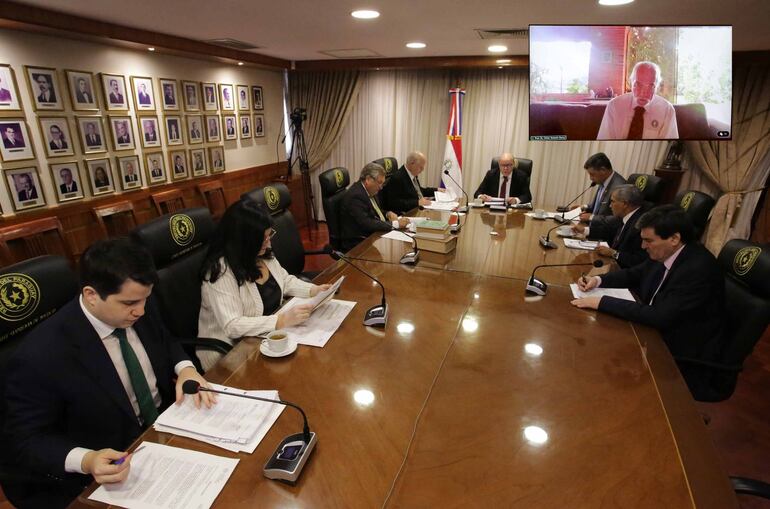 Los ministros de la Corte Suprema de Justicia, en sesión ordinaria. El presidente César Diesel, los ministros Luis María Benítez Riera, Eugenio Jiménez Rolón, Carolina Llanes, Gustavo Santander Dansa, Manuel Ramírez Cándia y Víctor Ríos, en forma presencial. El ministro César Garay Zuccolillo, sesionó por medios telemáticos.