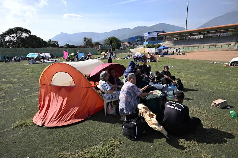 Residentes permanecen junto a sus pertenencias mientras se refugian en un estadio tras un terremoto en Catia La Mar, estado de La Guaira —a unos 30 km al noroeste de Caracas.