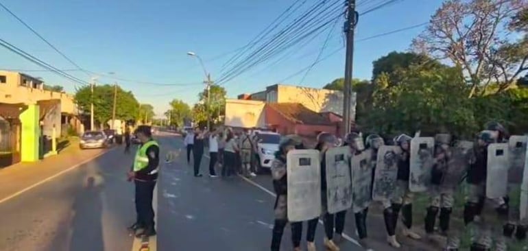 El GEO y Antimotines evitaron que los manifestantes llegaran hasta los siete concejales de Caapucú.