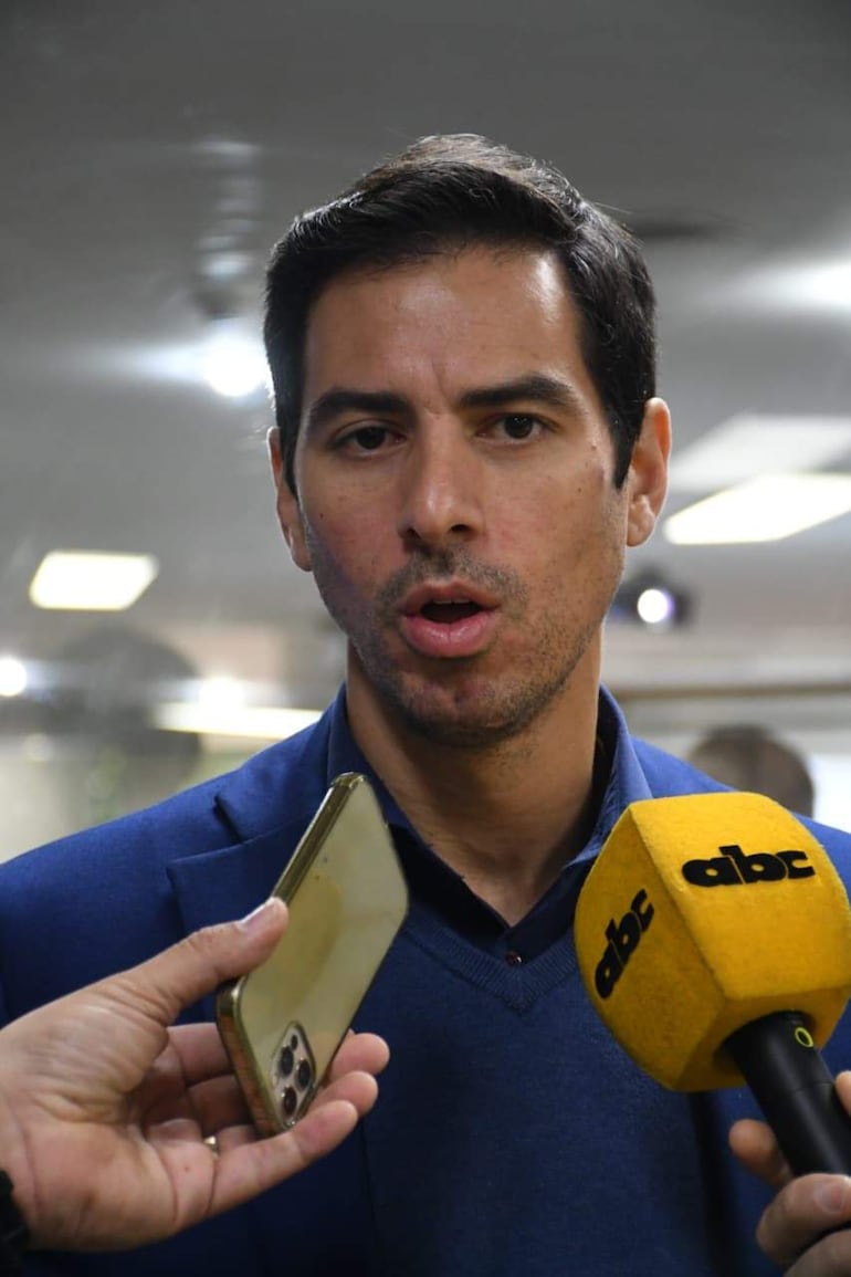 Alvaro Grau, con chaqueta azul y expresión seria, habla frente a un micrófono de ABC en un ambiente de prensa.