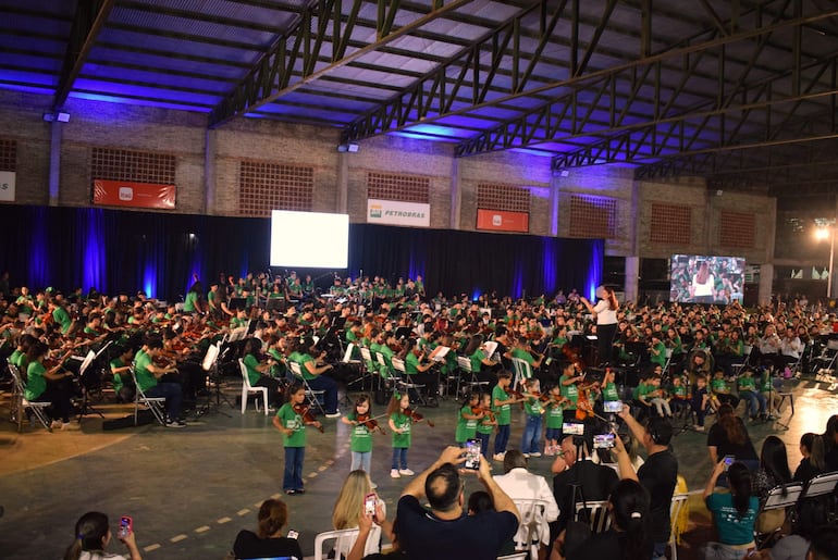 Niños de la Escuela Municipal de Música, que funciona en la Escuela Villa del Sol de Carapeguá, durante el concierto “Carapeguá Suena” de Sonidos de la Tierra.