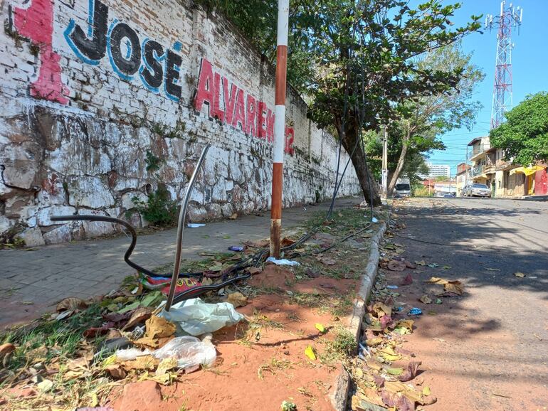 Cables sueltos se presentan en toda la manzana.