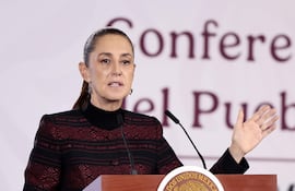 La presidenta de México, Claudia Sheinbaum, habla durante una rueda de prensa este jueves en Palacio Nacional de la Ciudad de México (México). Sheinbaum aseguró que el papa León XIV mantiene su intención de visitar el país, aunque todavía no existe una fecha definida.