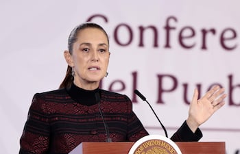 La presidenta de México, Claudia Sheinbaum, habla durante una rueda de prensa este jueves en Palacio Nacional de la Ciudad de México (México). Sheinbaum aseguró que el papa León XIV mantiene su intención de visitar el país, aunque todavía no existe una fecha definida.