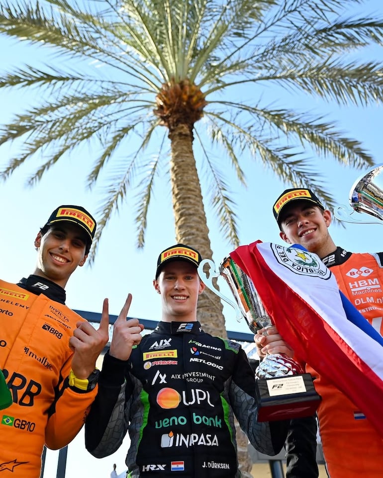 El paraguayo Joshua Duerksen (c), piloto de AIX Racing, celebra la victoria en la última carrera de la temporada 2024 de la Fórmula 2 en el Circuito de Yas Marina, en Abu Dabi, Emiratos Árabes Unidos.