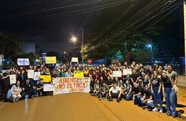 Los estudiantes de la UNE anoche en la movilización frente al campus.