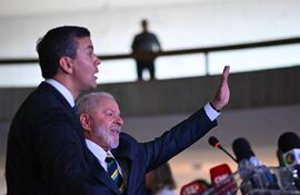 AME117. BRASILIA (BRASIL), 15/01/2024.- El presidente de Brasil, Luiz Inácio Lula da Silva (d), saluda junto al presidente de Paraguay, Santiago Peña, durante una rueda de prensa en el Palacio del Itamaraty, en Brasilia (Brasil). El presidente brasileño, Luiz Inácio Lula da Silva, se mostró dispuesto este lunes a encontrar una solución "conjuntamente" con su homólogo paraguayo, Santiago Peña, sobre las tarifas que paga Brasil a Paraguay por la energía producida en la central hidroeléctrica de Itaipú, que comparten ambos países. EFE/ Andre Borges