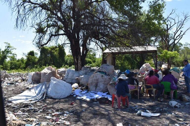 El vertedero es igualmente otro lugar donde las familias se rebuscan para el sustento diario.
