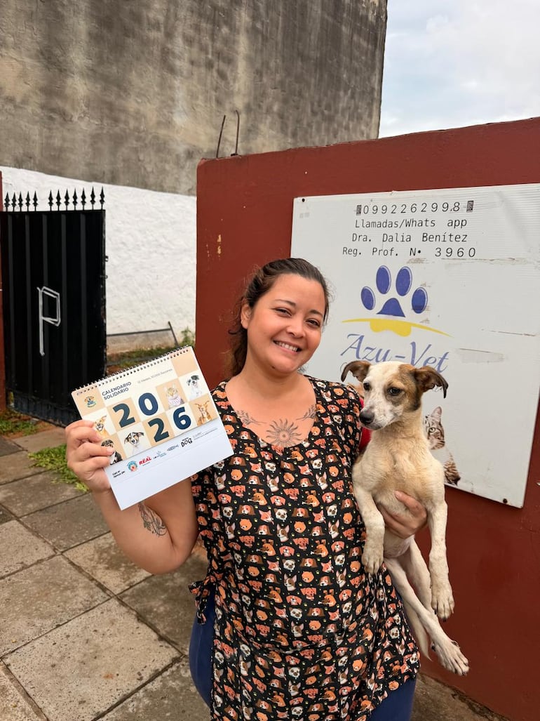 Con los ingresos del calendario solidario se solventa la castración de los perritos.