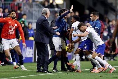 Jugadores de Estados Unidos y Paraguay pelean durante la segunda mitad de un Partido Amistoso Internacional en el Subaru Park el 15 de noviembre de 2025 en Chester, Pensilvania.
