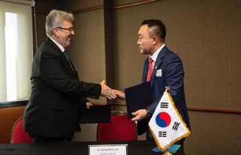 Enrique Duarte, de UIP, y Lee Seong Woo, vicepresidente de la Cámara de Comercio e Industria de Corea, en el foro económico.