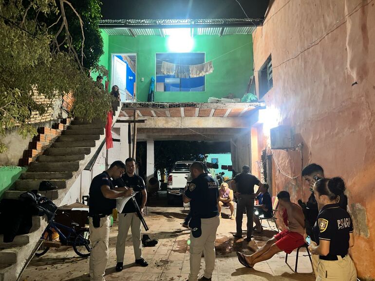 El sospechoso fue sorprendido por los investigadores durmiendo plácidamente en una de las habitaciones de las casa intervenida.